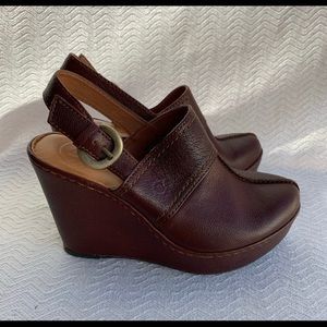 Born Tan size 9 Wedge Closed Toe